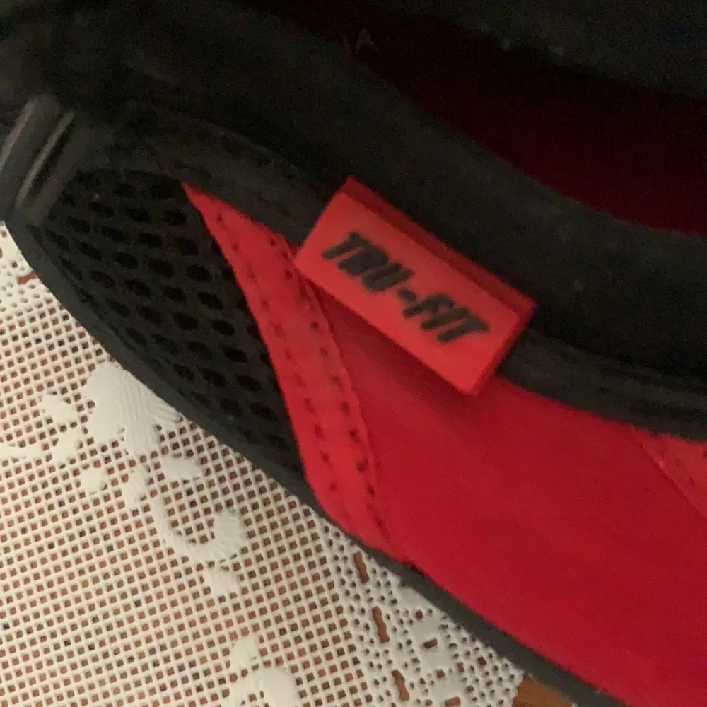 TRU-FIT SZ 11-12 RED BLACK WATER SHOES. PREOWNED